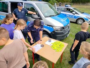 uczniowie robią sobie odciski palców.