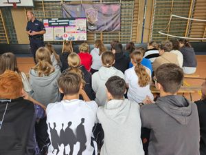 policjanci na spotkaniu z uczniami.