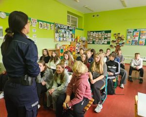 policjanci na spotkaniu z uczniami.