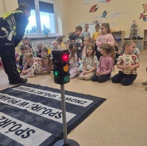 policjantka na spotkaniu w szkole.