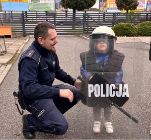 dziecko z policjantem.