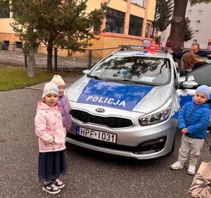 dzieci przy radiowozie.