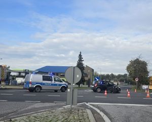 wypadek drogowy w tle radiowóz.