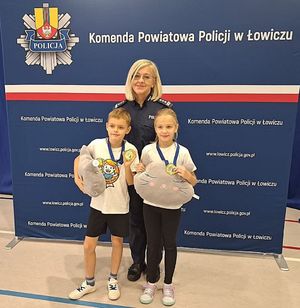 pamiątkowe zdjęcie dzieci i pani komendant.