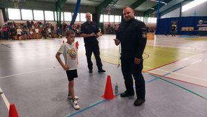 uczeń rozpoczyna tor przeszkód.