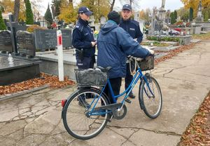 dzielnicowi rozdają ulotki.