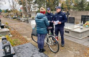 dzielnicowi rozdają ulotki.