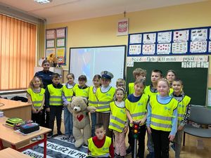 policjantka na spotkaniu z dziećmi.