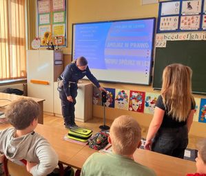 policjantka na spotkaniu z dziećmi.