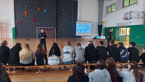 policjantka prowadzi prelekcję.