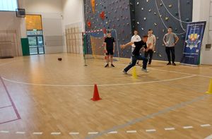 uczeń pokonuje tor przeszkód.