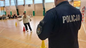 uczennica pokonuje tor przeszkód.