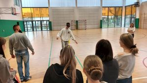 uczeń pokonuje tor w alkogoglach.