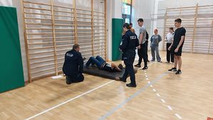 uczeń pokonuje tor przeszkód.