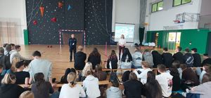 policjantka prowadzi prelekcję.