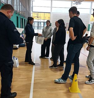 policjantka wręcza nagrody.