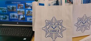 napis służba i pasja oraz policyjna odznaka.