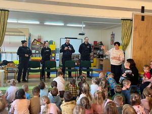 policjanci na spotkaniu w przedszkolu.