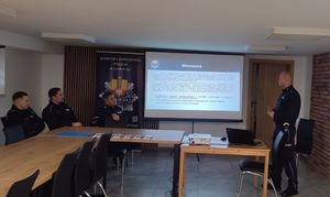 policjanci na debacie.