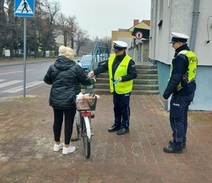 policjanci rozdają odblaski.