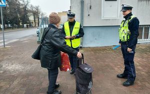 policjanci rozdają odblaski.