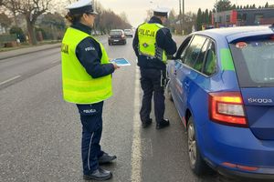 policjanci rozdają ulotki.