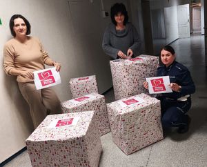 policjanci ze szlachetną paczką.