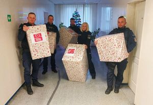 policjanci ze szlachetną paczką.