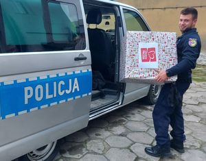 policjanci ze szlachetną paczką.