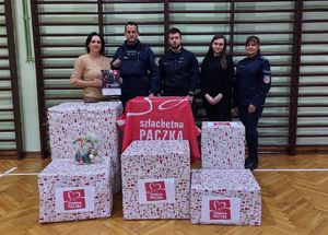 policjanci ze szlachetną paczką.