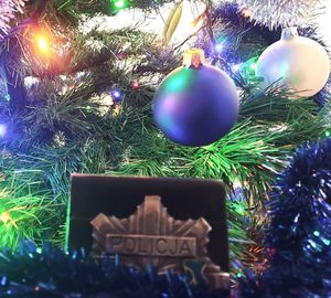 stroik świąteczny i policyjna odznaka.