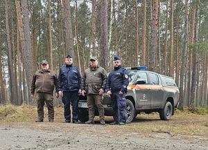 policjanci wraz ze strażą leśną.