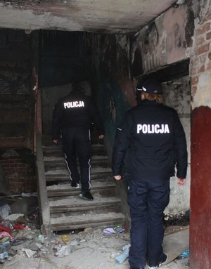policjanci sprawdzają pustostany.