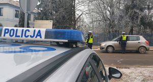 policjantki kontrolują trzeźwość kierujących.