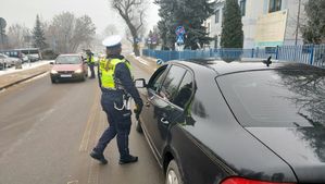 policjantki kontrolują trzeźwość kierujących.