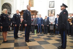 dowódca składa meldunek.