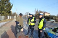 policjanci rozdają elementy odblaskowe