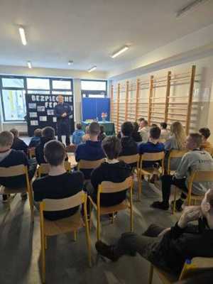 policjant podczas pogadanki w szkole.