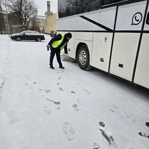 policjant kontroluje autokar.