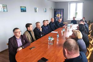 odprawa służbowa w komendzie.