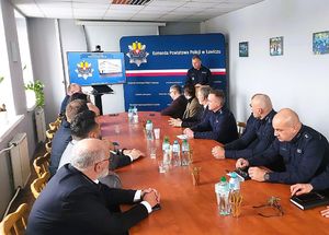 odprawa służbowa w komendzie.