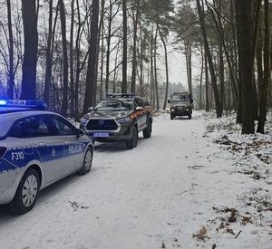 policjanci zabezpieczają niewybuchy wspólnie z innymi służbami.