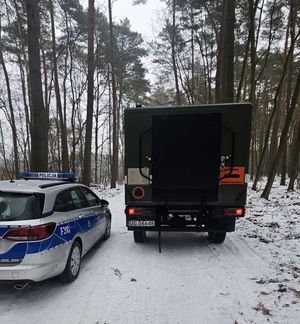 policjanci zabezpieczają niewybuchy z patrolem saperskim.