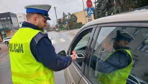 policjanci rozdają odblaski.