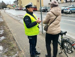 policjanci rozdają odblaski.