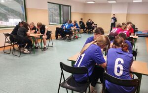 uczniowie rozwiązują test.