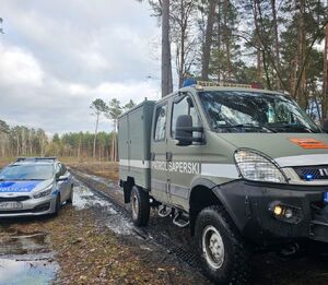 radiowóz oraz patrol saperski zabezpiecza niewybuch.