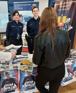 policjantki na targach pracy.
