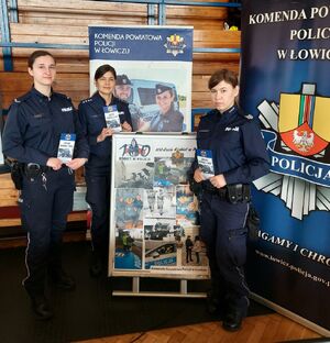 policjantki na targach pracy.