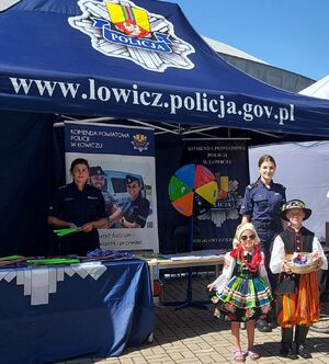 piknik promocyjny z policjantkami oraz para łowiczaków.